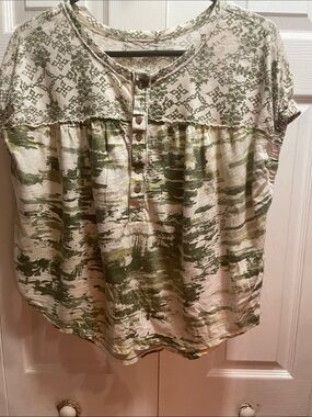 Pilcro Olive and Cream Short Sleeve Henley Blouse button front long 23 short 20